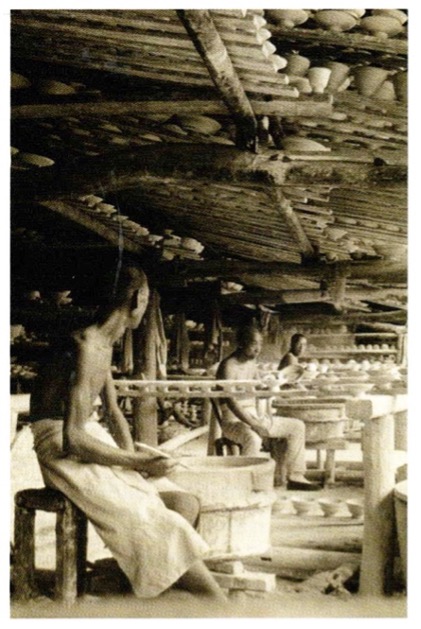 Workers in Jingdezhen factory, 1920. Gerritsen.