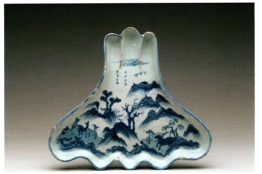 Porcelain dish in shape of Mount Fuji. Gerritsen, 201